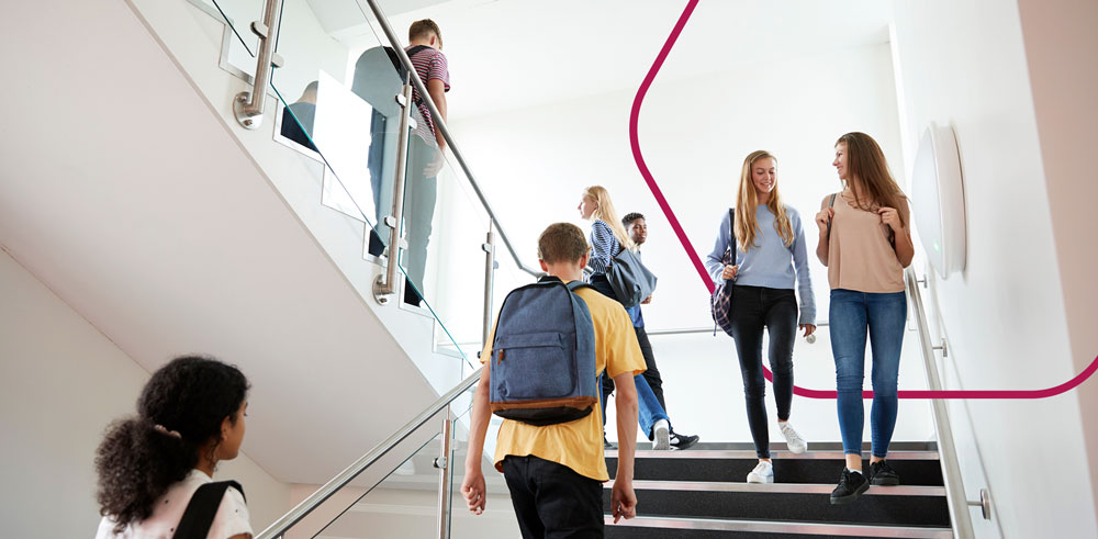 étudiants qui descendent un escalier