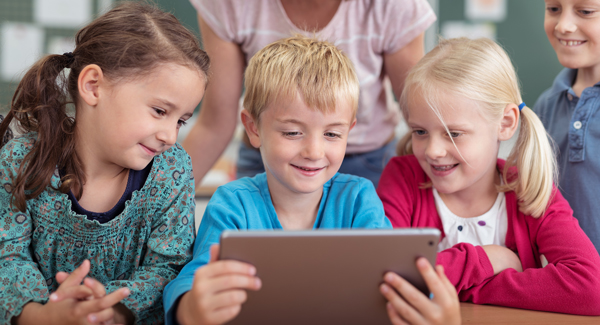 élèves devant tablette dans la classe