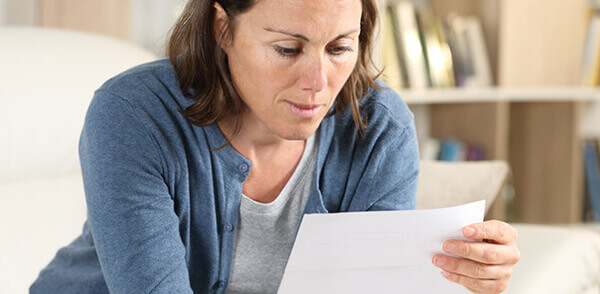 Photo d'une femme qui ouvre un courrier