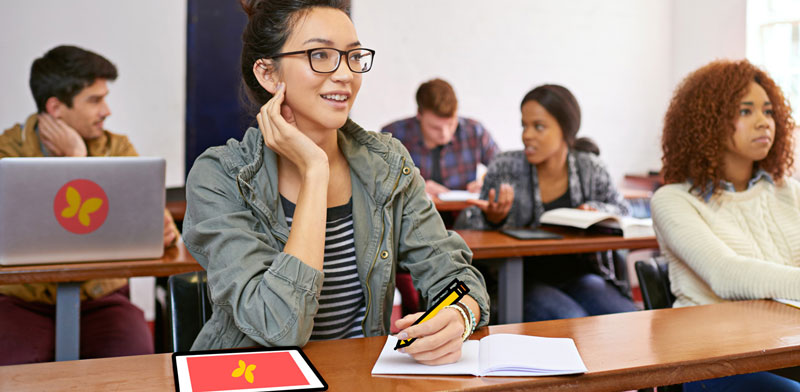 &eacute;tudiante avec des cahiers et un t&eacute;l&eacute;phone dans la main