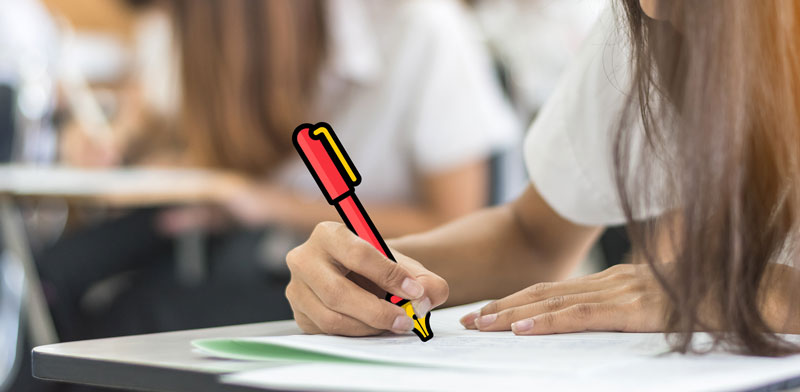 &eacute;tudiante qui passe un examen